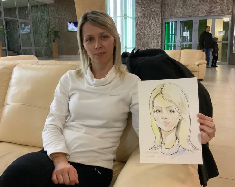 Виктория получила свой шарж в санатории, шаржист Михаил Шабалин, Минск