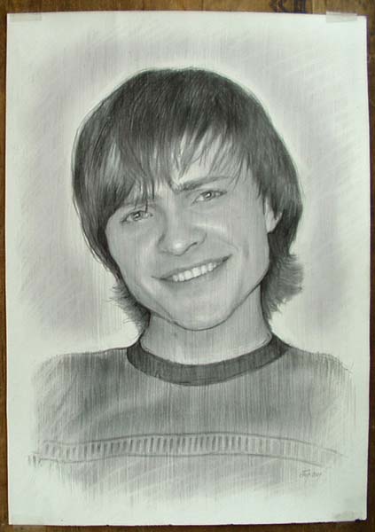 шаржист на свадьбу в Минске шарж по фото парня с челкой и улыбкой